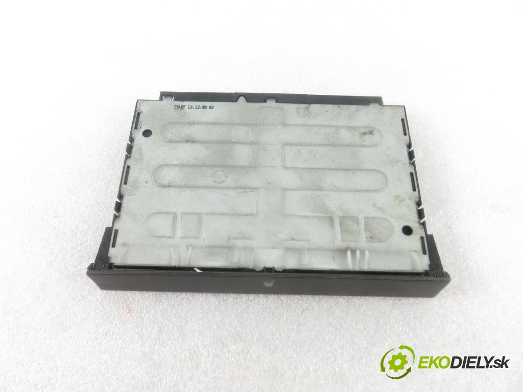 VW BORA (1J2) SEDAN 2001 77,00 1.6 16V - AZD 1598,00 Držiak na nápoje 1J0858601B (Úchyty, držiaky na nápoje)