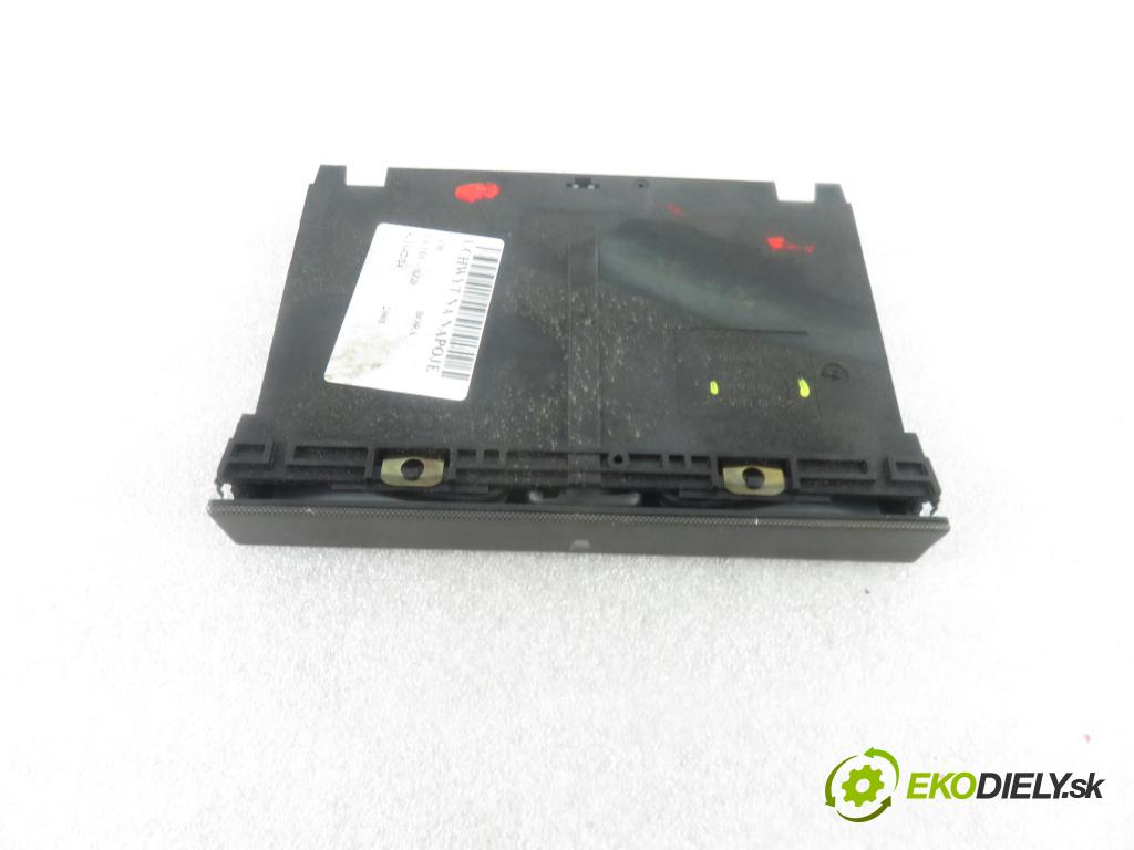 VW BORA (1J2) SEDAN 2001 77,00 1.6 16V - AZD 1598,00 Držiak na nápoje 1J0858601B (Úchyty, držiaky na nápoje)