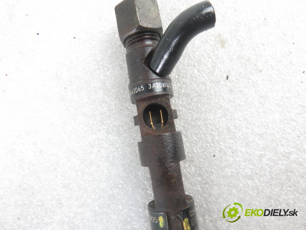 RENAULT CLIO II (BB_, CB_) HB 2002 42,00 1.5 dCi 1461,00 vstrekovač EJBR01701Z ; 8200207935 ; 8200049876 (Vstrekovače)