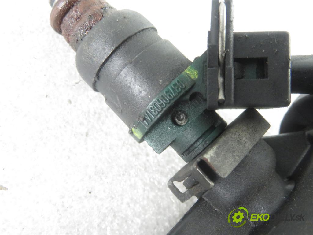 AUDI A3 (8L1) HB 1997 74,00 1.6 - AKL 1595,00 Lišta vstrekovacia 06A133317A ; 037906031AA (Vstrekovacie lišty)