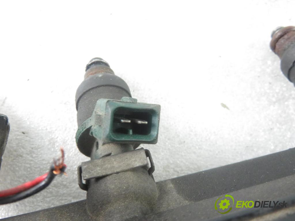 AUDI A3 (8L1) HB 1997 74,00 1.6 - AKL 1595,00 Lišta vstrekovacia 06A133317A ; 037906031AA (Vstrekovacie lišty)