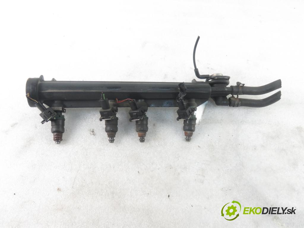 AUDI A3 (8L1) HB 1997 74,00 1.6 - AKL 1595,00 Lišta vstrekovacia 06A133317A ; 037906031AA (Vstrekovacie lišty)