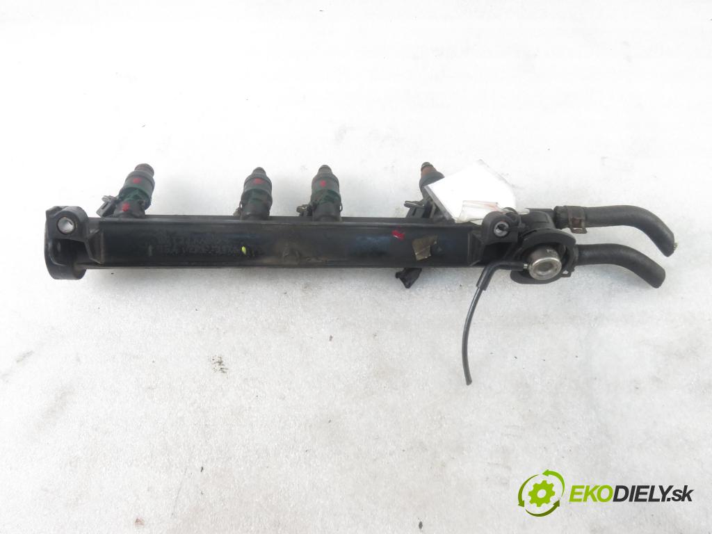 AUDI A3 (8L1) HB 1997 74,00 1.6 - AKL 1595,00 Lišta vstrekovacia 06A133317A ; 037906031AA (Vstrekovacie lišty)