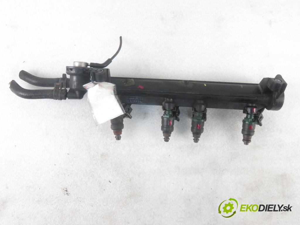 AUDI A3 (8L1) HB 1997 74,00 1.6 - AKL 1595,00 Lišta vstrekovacia 06A133317A ; 037906031AA (Vstrekovacie lišty)