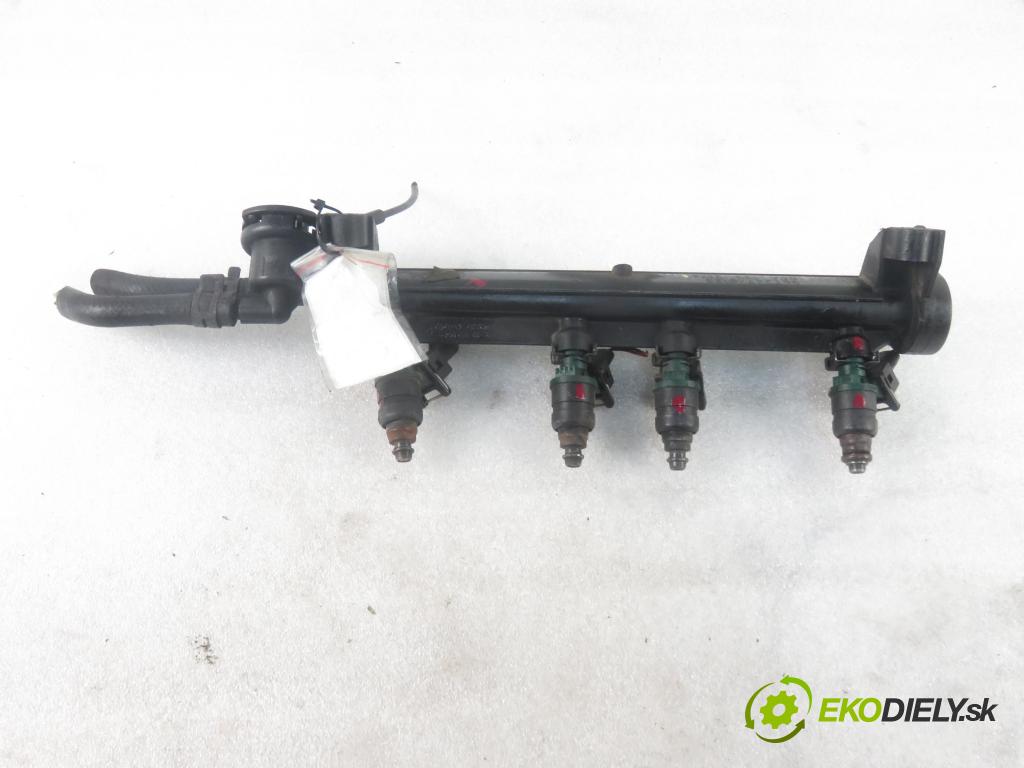 AUDI A3 (8L1) HB 1997 74,00 1.6 - AKL 1595,00 Lišta vstrekovacia 06A133317A ; 037906031AA (Vstrekovacie lišty)