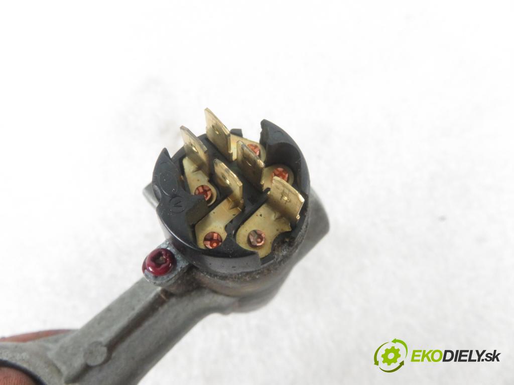 NISSAN TERRANO II (R20) TERENOWY 1995 91,00 2.4 i 12V 4WD 124 - KA24E 2389,00 spinačka  (Spínacie skrinky a kľúče)