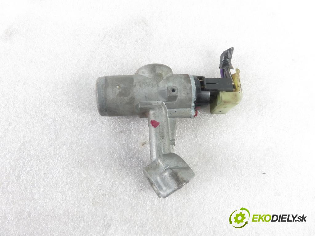 NISSAN TERRANO II (R20) TERENOWY 1995 91,00 2.4 i 12V 4WD 124 - KA24E 2389,00 spinačka  (Spínacie skrinky a kľúče)