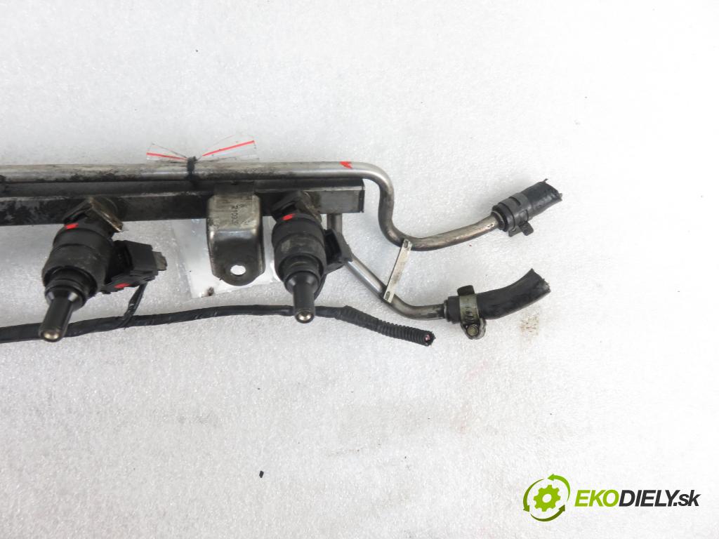 AUDI A3 (8L1) HB 1997 92,00 1.8 - AGN 1781,00 Lišta vstrekovacia 06A906031D (Vstrekovacie lišty)