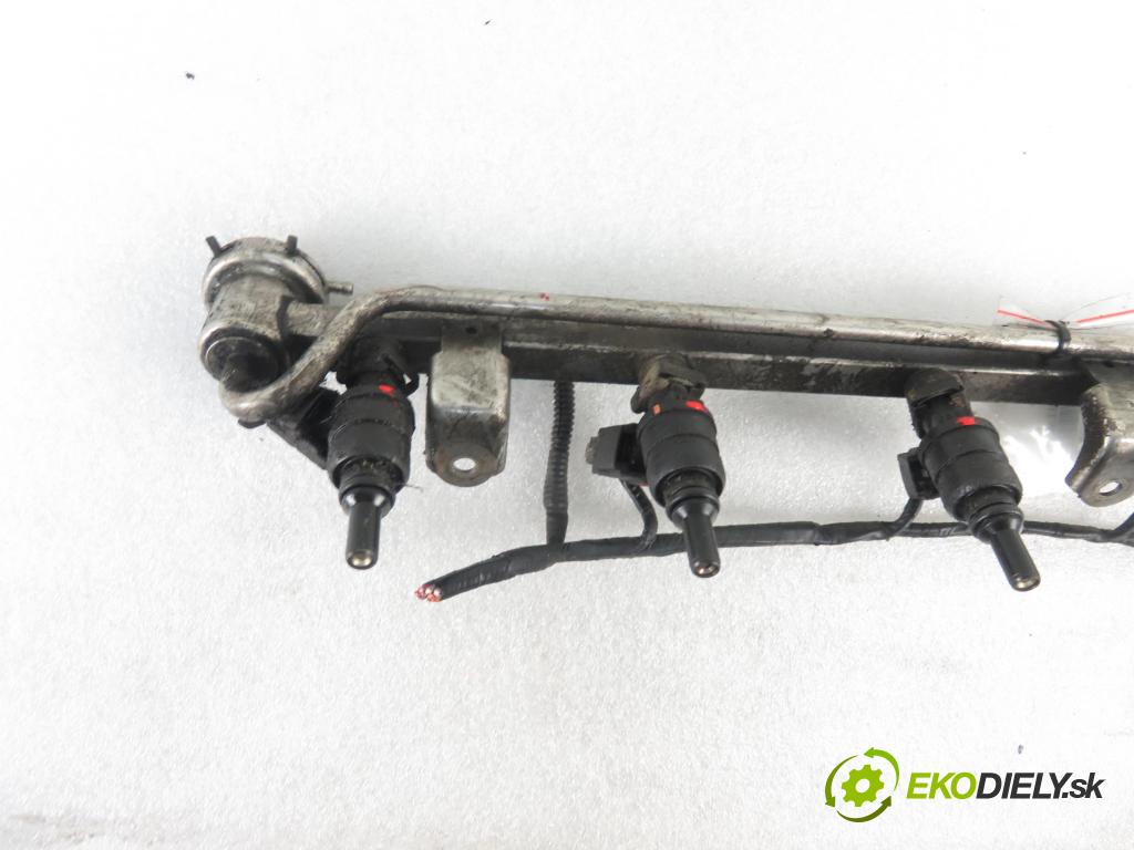 AUDI A3 (8L1) HB 1997 92,00 1.8 - AGN 1781,00 Lišta vstrekovacia 06A906031D (Vstrekovacie lišty)