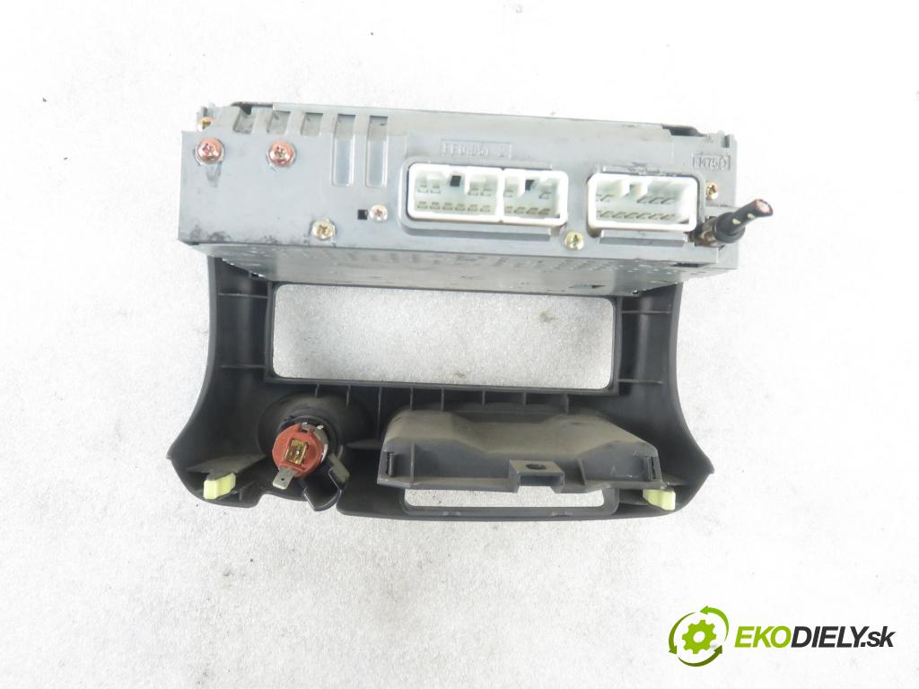 TOYOTA YARIS (_P1_) HB 2001 50,00 1.0 VVT- i 68 - 1SZ-FE 998,00 RADIO CD 8612052030