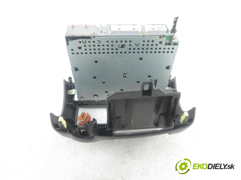 TOYOTA YARIS (_P1_) HB 2001 50,00 1.0 VVT- i 68 - 1SZ-FE 998,00 RADIO CD 8612052030