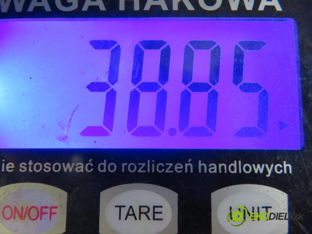 AUDI A4 (8D2, B5) SEDAN 1998 66,00 1.9 TDI - AHU 1896,00 výztuha zadní část ABS