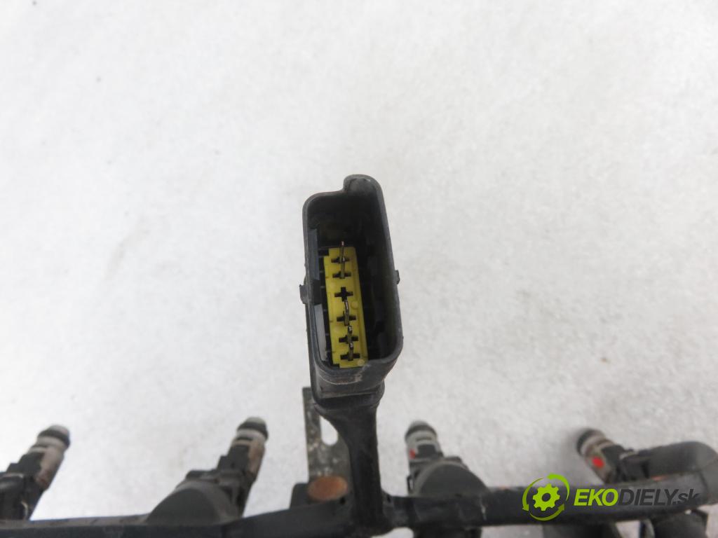 PEUGEOT 206 liftback (2A/C) HB 2003 440,00 1.1 i - HFX (TU1JP) 1124,00 Lišta vstrekovacia 9628982980C ; 9638128080 (Vstrekovacie lišty)