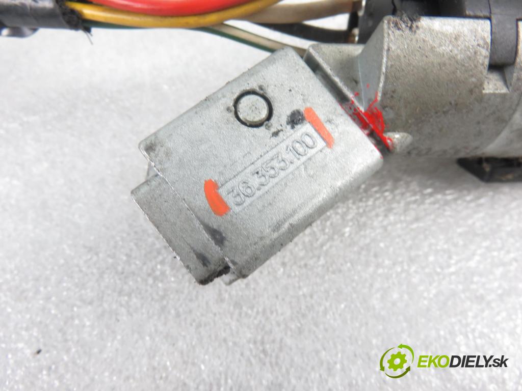 PEUGEOT 307 SW (3H) KOMBI 2003 79,00 2.0 HDI 110 - RHS 1997,00 spinačka 9648445180 ; 36353100 (Spínacie skrinky a kľúče)