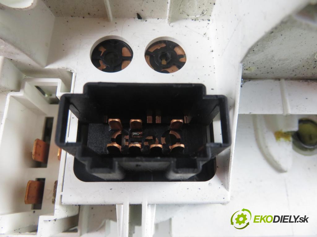 AUDI A3 (8L1) HB 1997 74,00 1.6 - AKL 1595,00 Panel kúrenia 8L0819045A