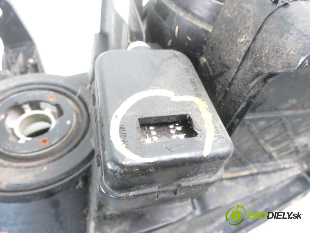 TOYOTA RAV 4 III (_A3_) SUV 2006 130,00 2.2 D 4WD 177 - 2AD-FHV 2231,00 světlo PP