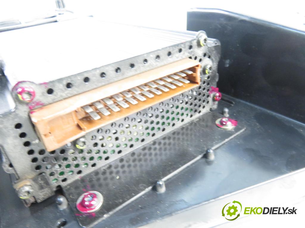 AUDI A4 Avant (8E5, B6) KOMBI 2002 96,00 2 - ALT 1984,00 subwoofer 8E9035382A (Audio zariadenia)