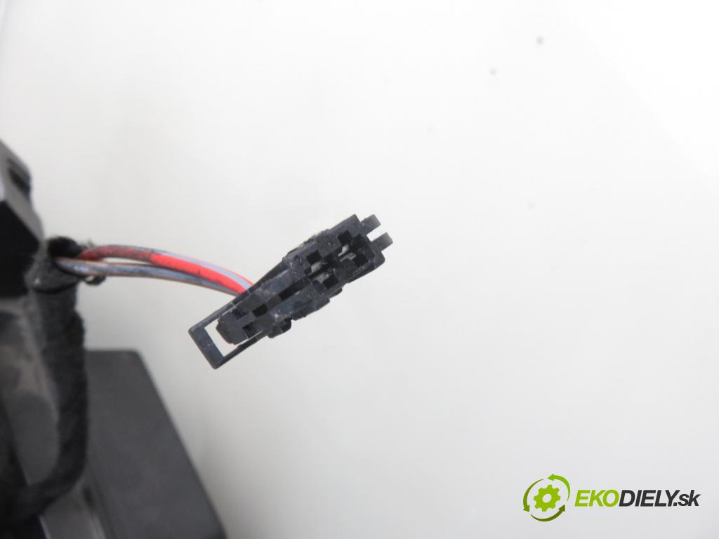 AUDI A4 Avant (8E5, B6) KOMBI 2002 96,00 2 - ALT 1984,00 subwoofer 8E9035382A (Audio zariadenia)