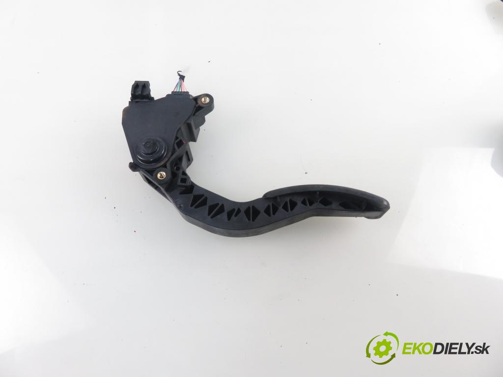 RENAULT SCENIC III (JZ0/1_) MINIVAN 2010 103,00 2.0 16V (JZ0G, JZ0P, JZ1E, JZ1P) - M4R 713 1997,00 Potenciometer plynu 180020024R (Pedále)