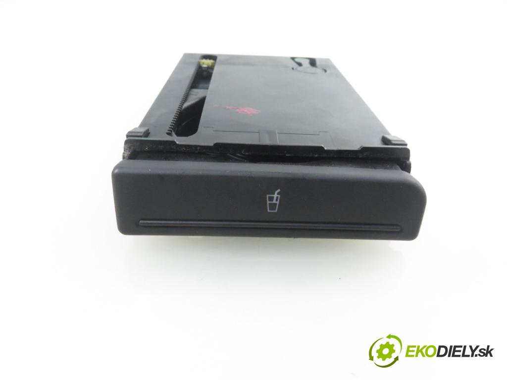 AUDI A4 Avant (8E5, B6) KOMBI 2003 96,00 1.9 TDI - AWX 1896,00 Držiak na nápoje 8E1862534H (Úchyty, držiaky na nápoje)