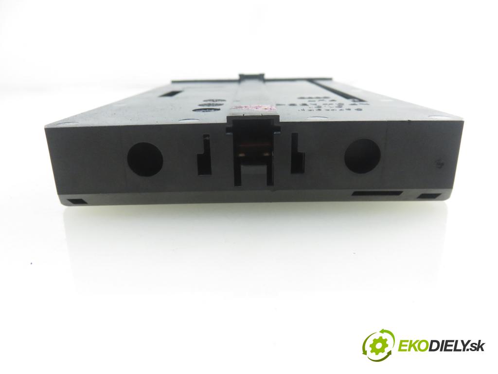 AUDI A4 Avant (8E5, B6) KOMBI 2003 96,00 1.9 TDI - AWX 1896,00 Držiak na nápoje 8E1862534H (Úchyty, držiaky na nápoje)