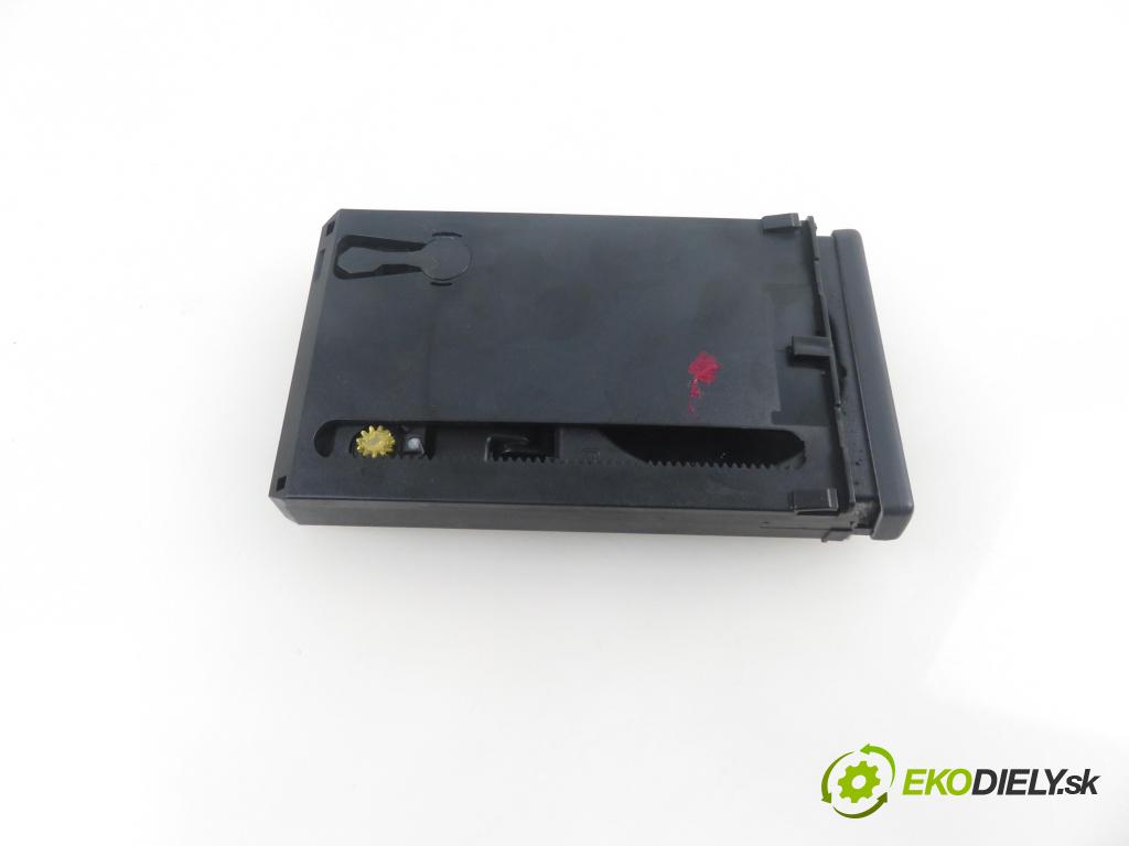 AUDI A4 Avant (8E5, B6) KOMBI 2003 96,00 1.9 TDI - AWX 1896,00 Držiak na nápoje 8E1862534H (Úchyty, držiaky na nápoje)