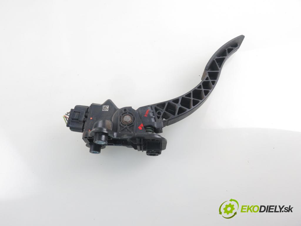 MITSUBISHI OUTLANDER II (CW_W) SUV 2008 115,00 2.2 DI-D 156 4WD - 4HN 2179,00 Potenciometer plynu MN101544 (Pedál)