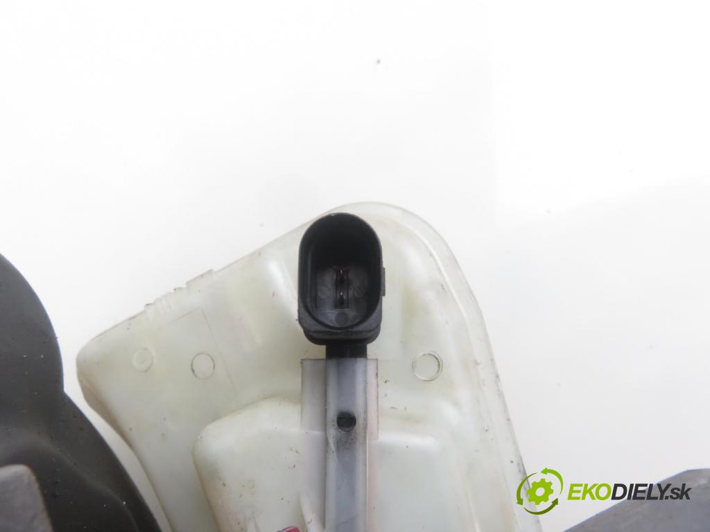 AUDI A4 Avant (8E5, B6) KOMBI 2003 96,00 1.9 TDI - AWX 1896,00 Posilovač 8E0612105M (Servočerpadlá, pumpy riadenia)