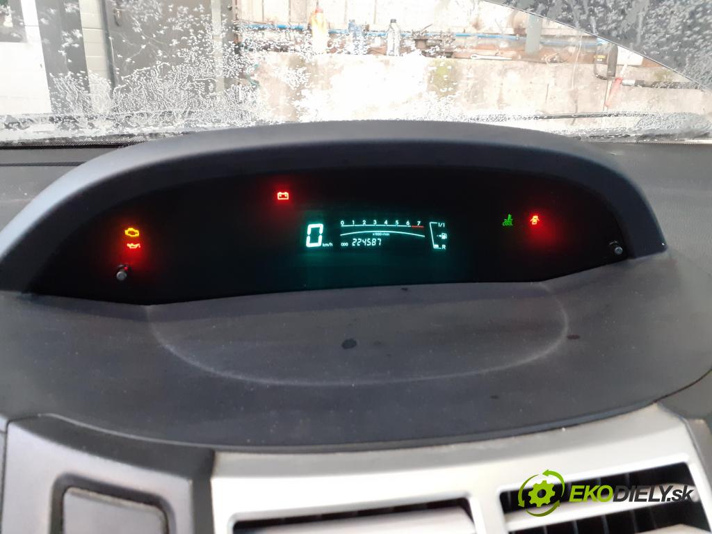 TOYOTA YARIS (_P9_) HB 2006 51,00 1.0 VVT-i (KSP90_) - 1KR-FE 998,00 Prístrojovka elektrický MB4573003176 ; 838000D660D