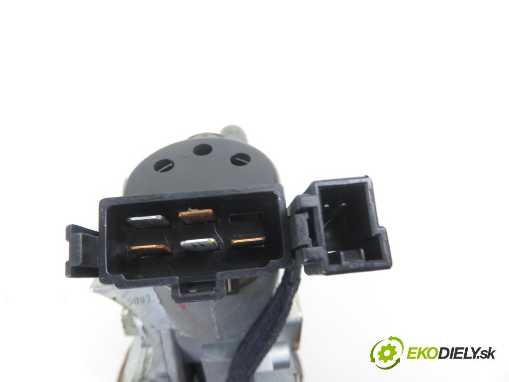 VOLVO V40 Kombi (645) KOMBI 1998 66,00 1.9 TD 90 - D 4192 T 1870,00 spinačka  (Spínacie skrinky a kľúče)