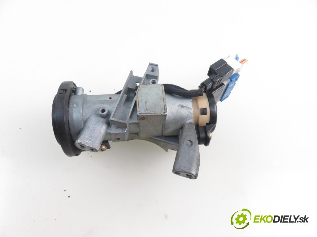 VOLVO V40 Kombi (645) KOMBI 1998 66,00 1.9 TD 90 - D 4192 T 1870,00 spinačka  (Spínacie skrinky a kľúče)