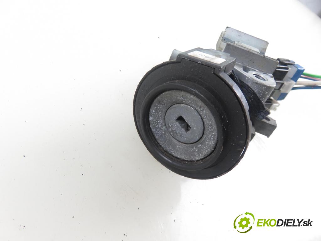 VOLVO V40 Kombi (645) KOMBI 1998 66,00 1.9 TD 90 - D 4192 T 1870,00 spinačka  (Spínacie skrinky a kľúče)