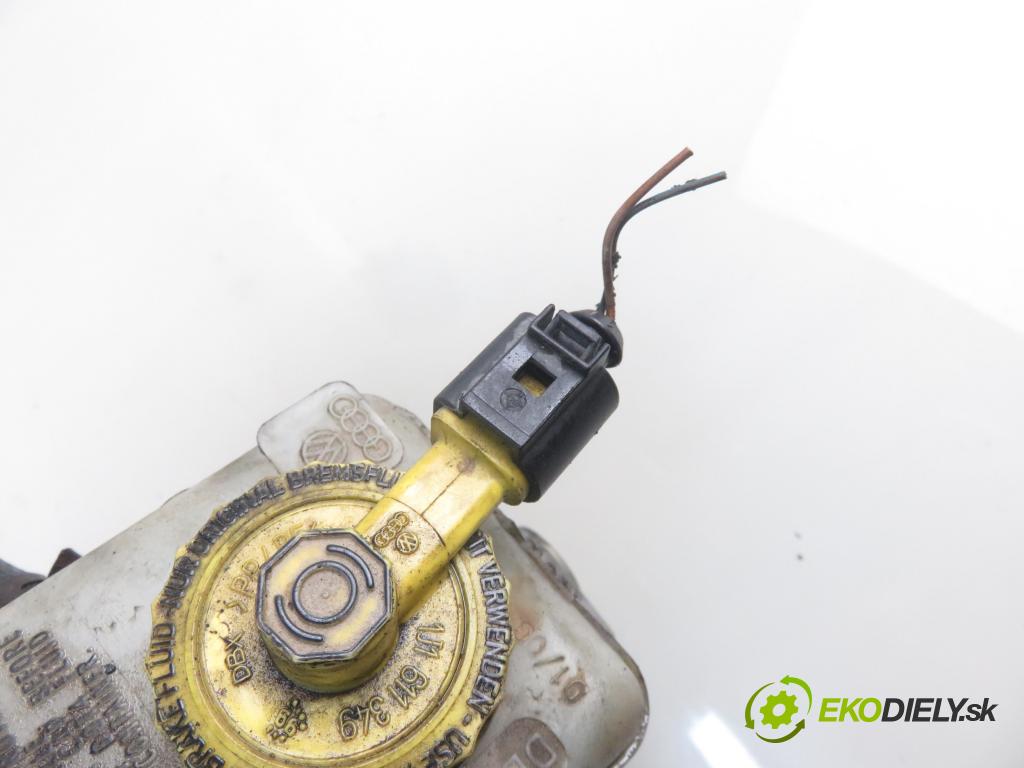 VW GOLF IV (1J1) HB 2000 55,00 1.4 16V - APE 1390,00 Posilovač 1J1614205 ; 03786404014 (Servočerpadlá, pumpy riadenia)