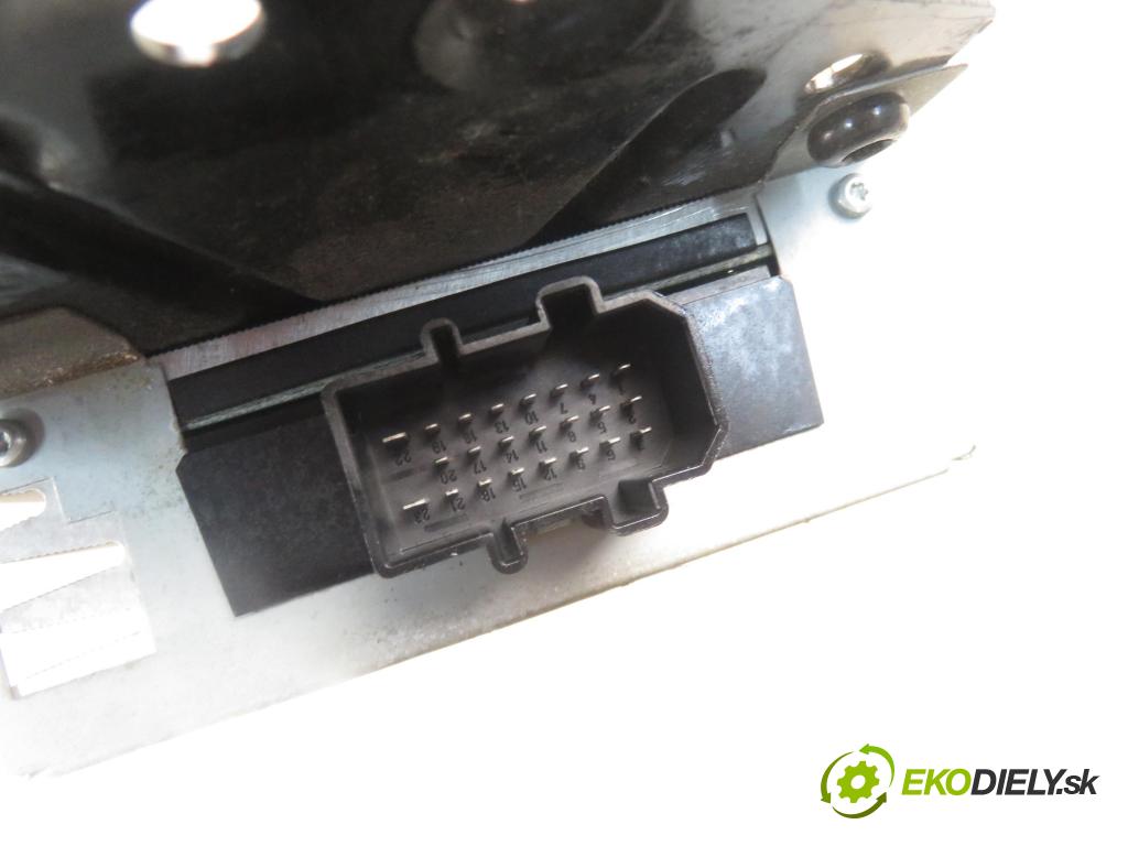 AUDI A4 (8E2, B6) SEDAN 2002 74,00 1.9 TDI PD 101 - AVB 1896,00 zesilovač 8E5035223 (Zesilovač)