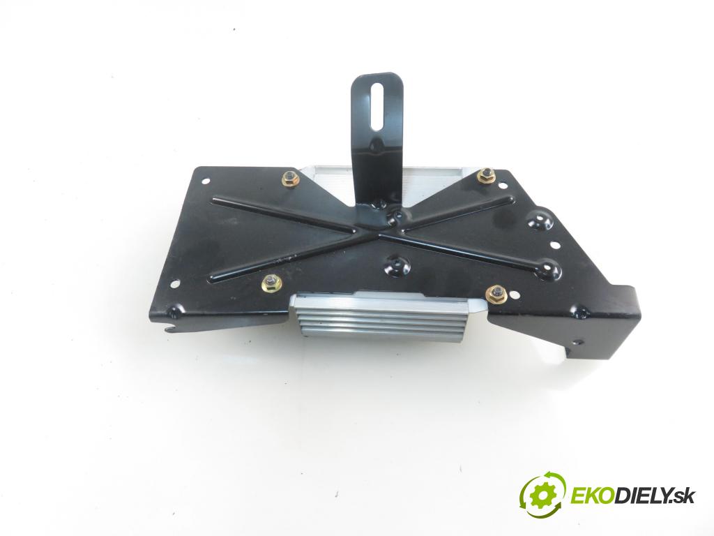 AUDI A4 (8E2, B6) SEDAN 2002 74,00 1.9 TDI PD 101 - AVB 1896,00 zesilovač 8E5035223 (Zesilovač)