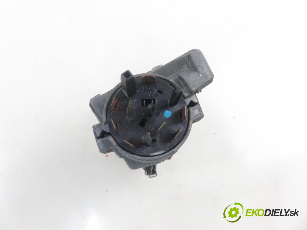 AUDI A4 (8E2, B6) SEDAN 2002 74,00 1.9 TDI - AVB 1896,00 spinačka 4B0905851G (Spínacie skrinky a kľúče)