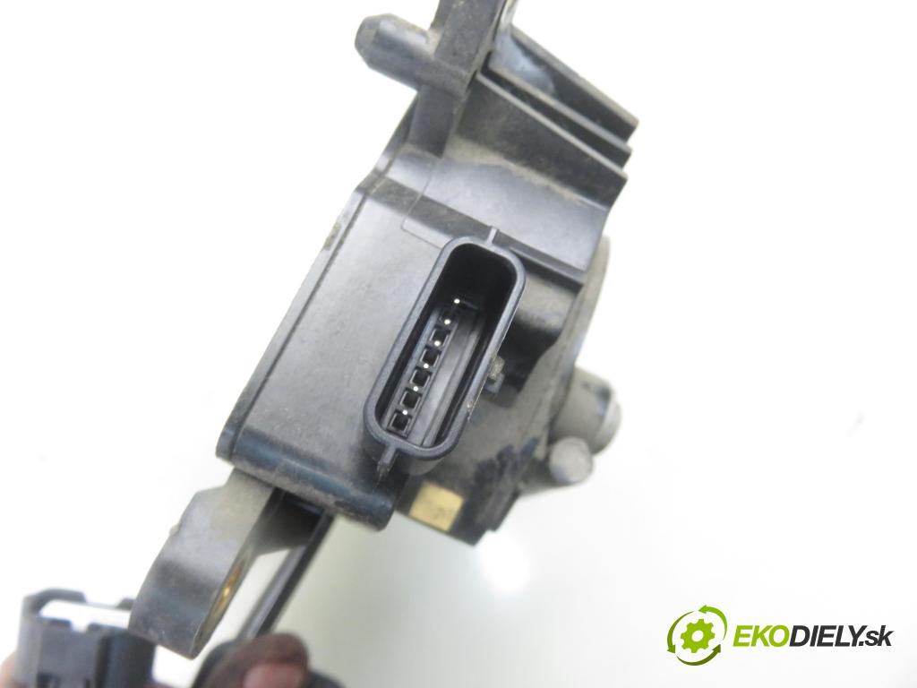 RENAULT CLIO III (BR0/1, CR0/1) HB 2006 55,00 1.2 16V 75 - D4F 740 1149,00 Potenciometer plynu 8200297335 (Pedále)