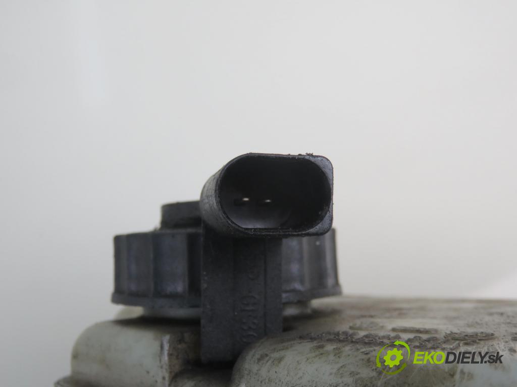 VW GOLF V (1K1) HB 2003 77,00 1.9 TDI - BXE 1896,00 Posilovač 1K1614105AJ ; 0201051068 (Servočerpadlá, pumpy riadenia)