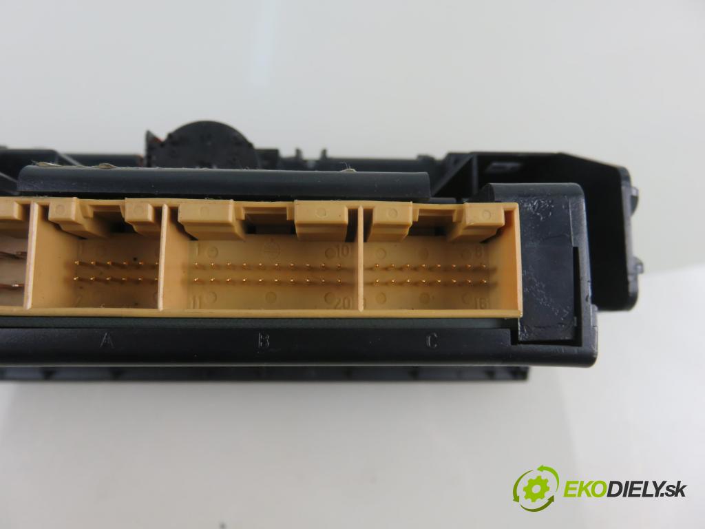 AUDI A3 (8L1) HB 2001 75,00 1.6 - AVU 1595,00 Panel kúrenia KLIMATRONIK 8L0820043H ; 5HB00818400