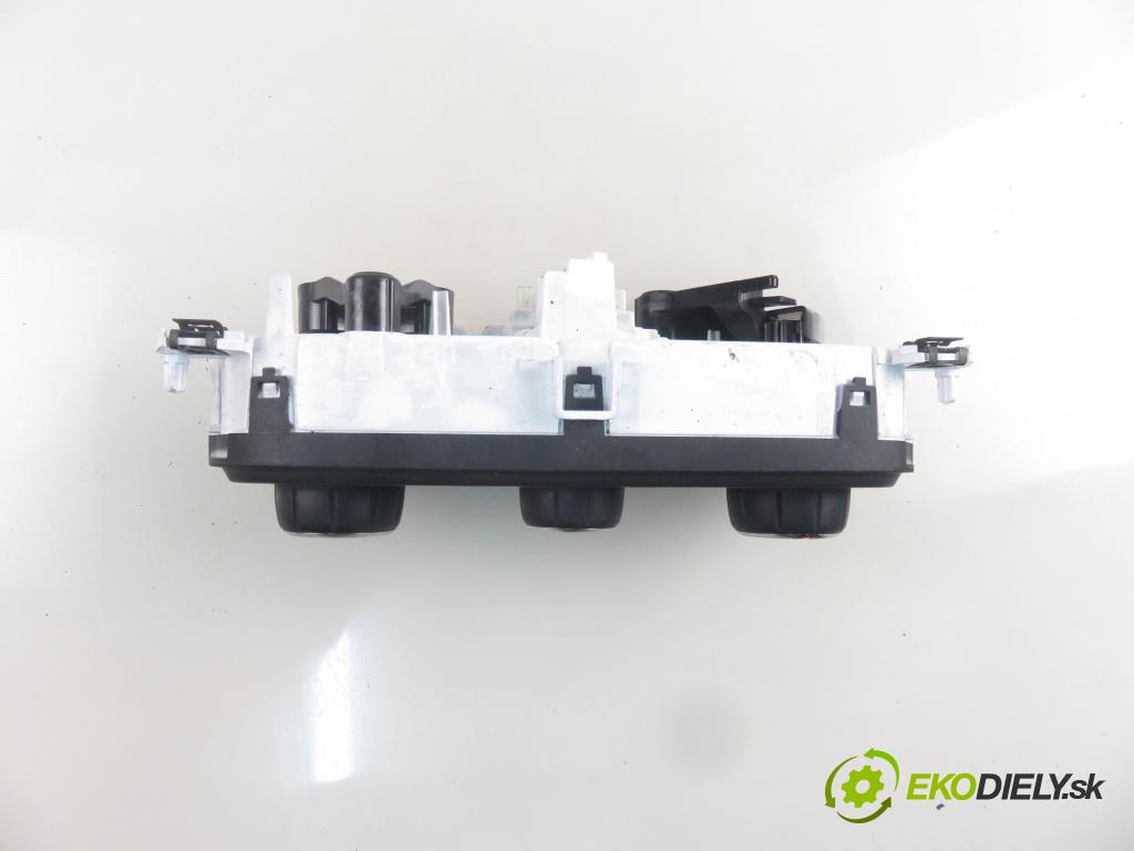 IVECO DAILY VI Furgon FURGON 2020 100,00 3.0 NaturalPower 136 - F1CFA401C 2998,00 Panel kúrenia KLIMATIZACE: 5S9040200