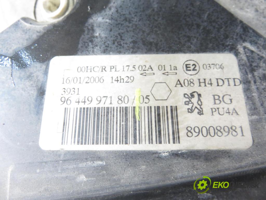 PEUGEOT 1007 (KM_) HB 2006 65,00 1.4 16V - KFU (ET3J4) 1360,00 světlo PP 9644997180