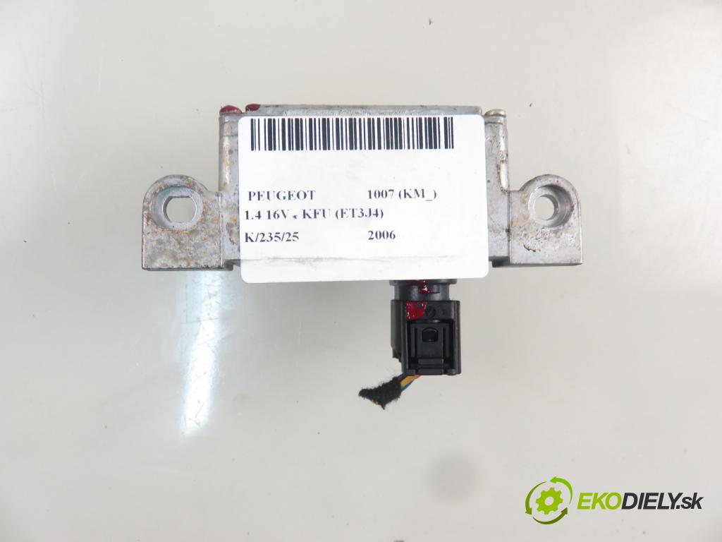 PEUGEOT 1007 (KM_) HB 2006 65,00 1.4 16V - KFU (ET3J4) 1360,00 snímač ESP 9641342980 ; 10098511014
