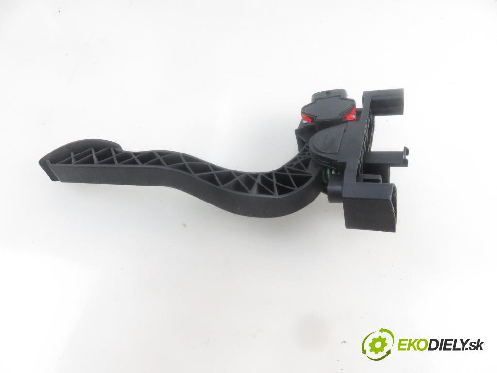 IVECO DAILY VI Furgon FURGON 2020 100,00 3.0 NaturalPower 136 - F1CFA401C 2998,00 Potenciometer plynu 0281002632 ; 504061734 (Pedále)