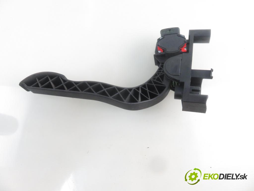 IVECO DAILY VI Furgon FURGON 2020 100,00 3.0 NaturalPower 136 - F1CFA401C 2998,00 Potenciometer plynu 0281002632 ; 504061734 (Pedále)