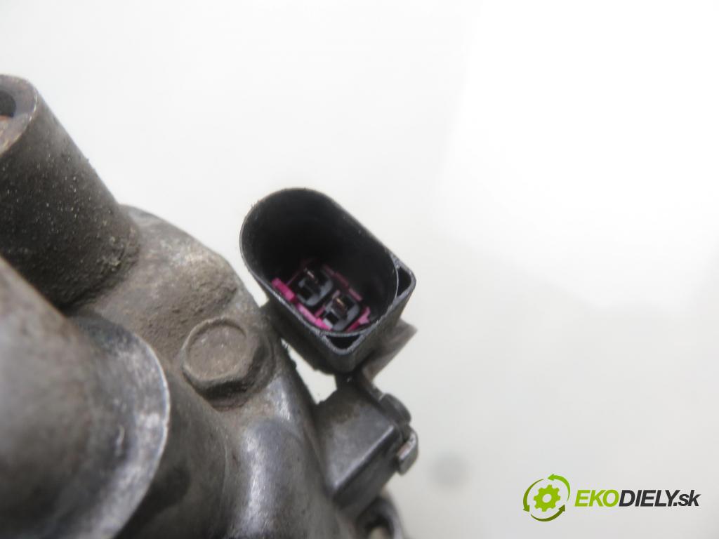 VW BORA (1J2) SEDAN 2000 66,00 1.9 TDI 90 - ALH 1896,00 KOMPRESOR: klimatizácie  (Kompresory klimatizácie)