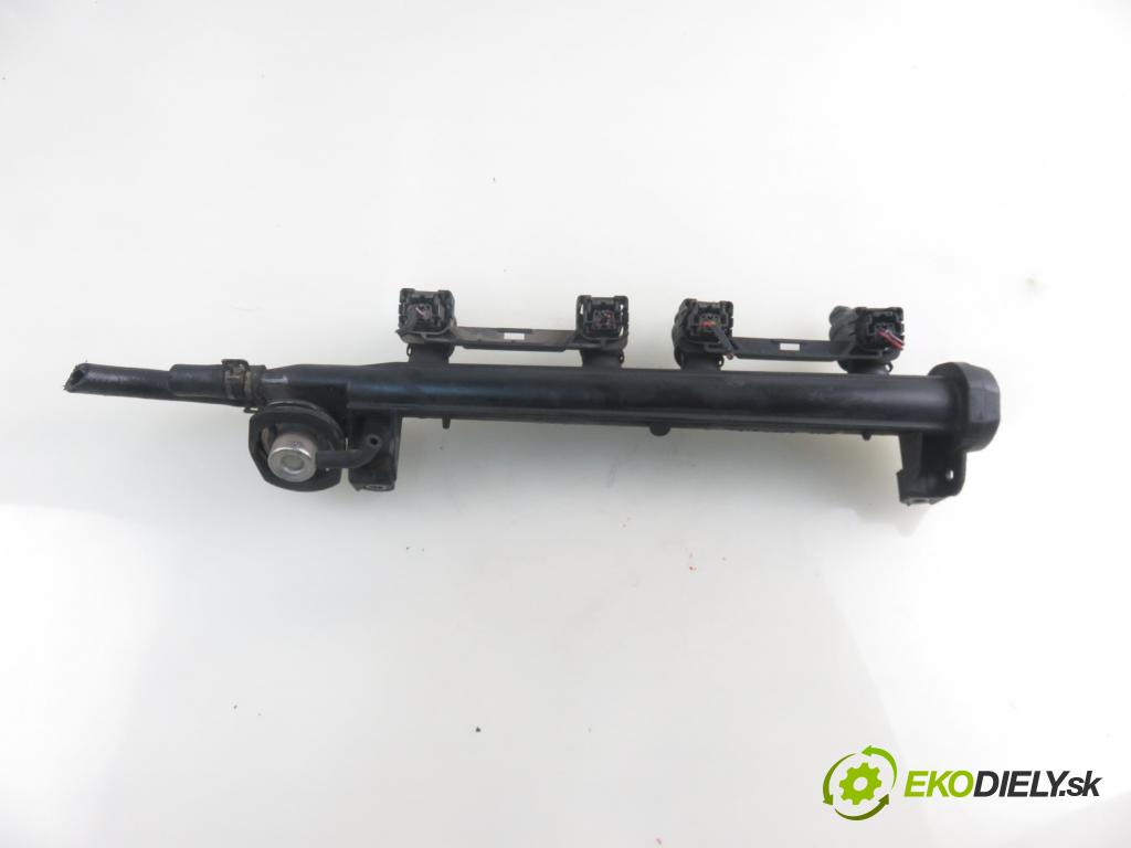 AUDI A3 (8L1) HB 2001 75,00 1.6 - AVU 1595,00 Lišta vstrekovacia 06A133317A ; 037906031AL (Vstrekovacie lišty)