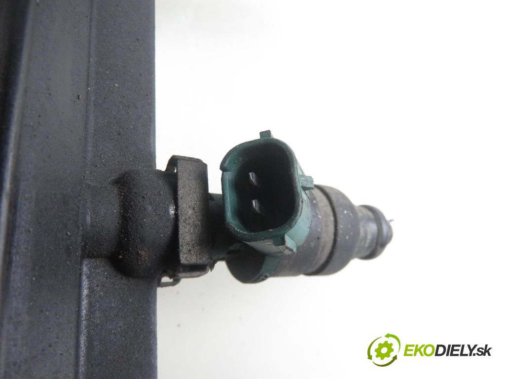 AUDI A3 (8L1) HB 2001 75,00 1.6 - AVU 1595,00 Lišta vstrekovacia 06A133317A ; 037906031AL (Vstrekovacie lišty)