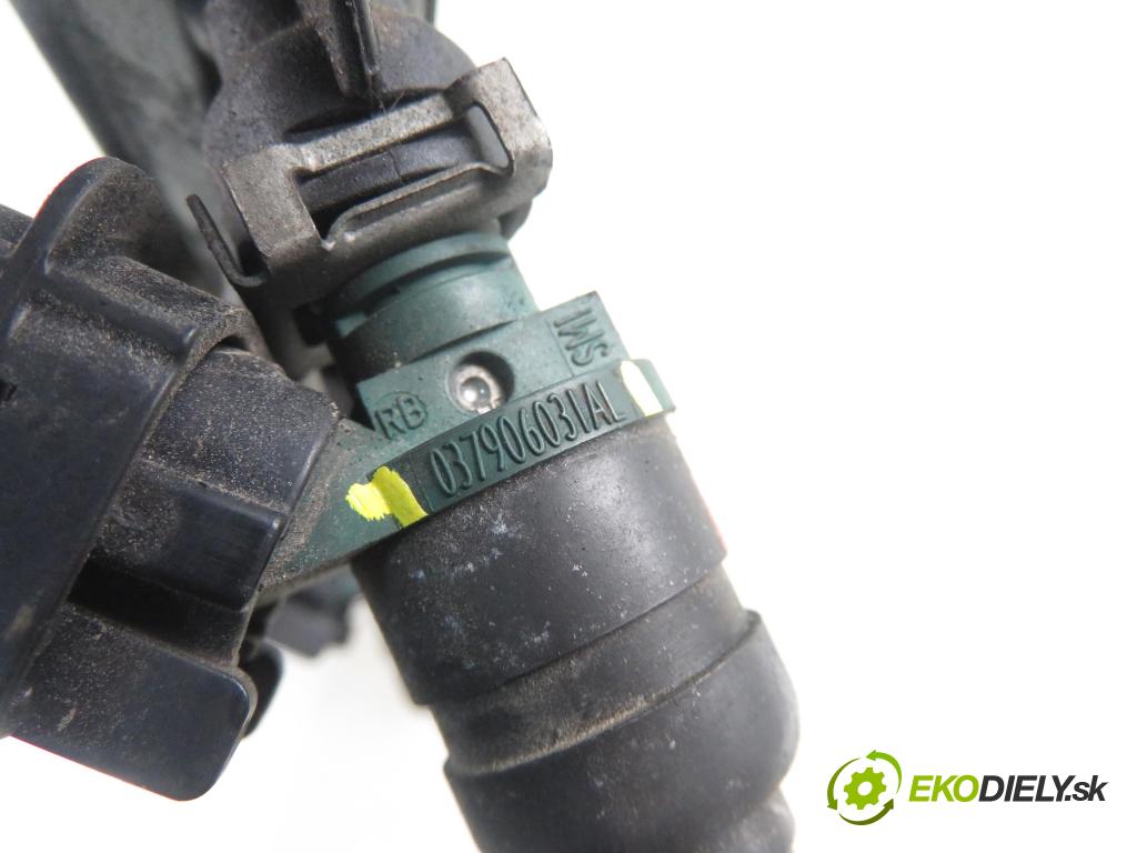 AUDI A3 (8L1) HB 2001 75,00 1.6 - AVU 1595,00 Lišta vstrekovacia 06A133317A ; 037906031AL (Vstrekovacie lišty)