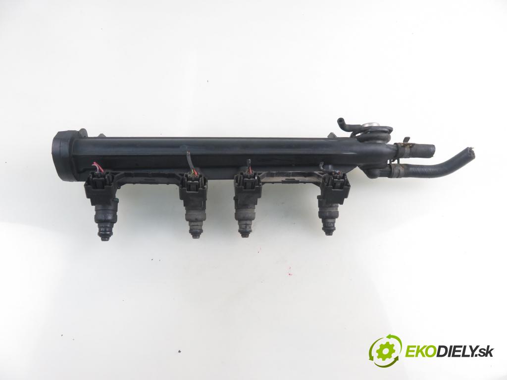 AUDI A3 (8L1) HB 2001 75,00 1.6 - AVU 1595,00 Lišta vstrekovacia 06A133317A ; 037906031AL (Vstrekovacie lišty)