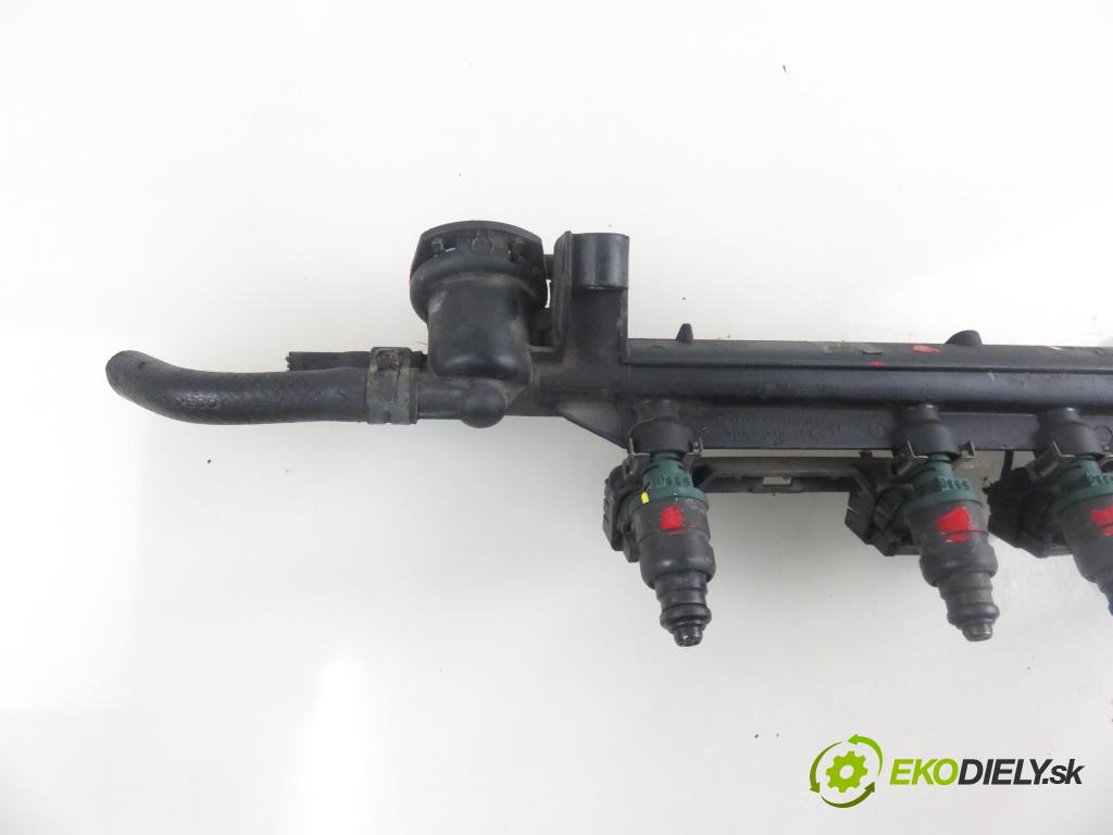 AUDI A3 (8L1) HB 2001 75,00 1.6 - AVU 1595,00 Lišta vstrekovacia 06A133317A ; 037906031AL (Vstrekovacie lišty)